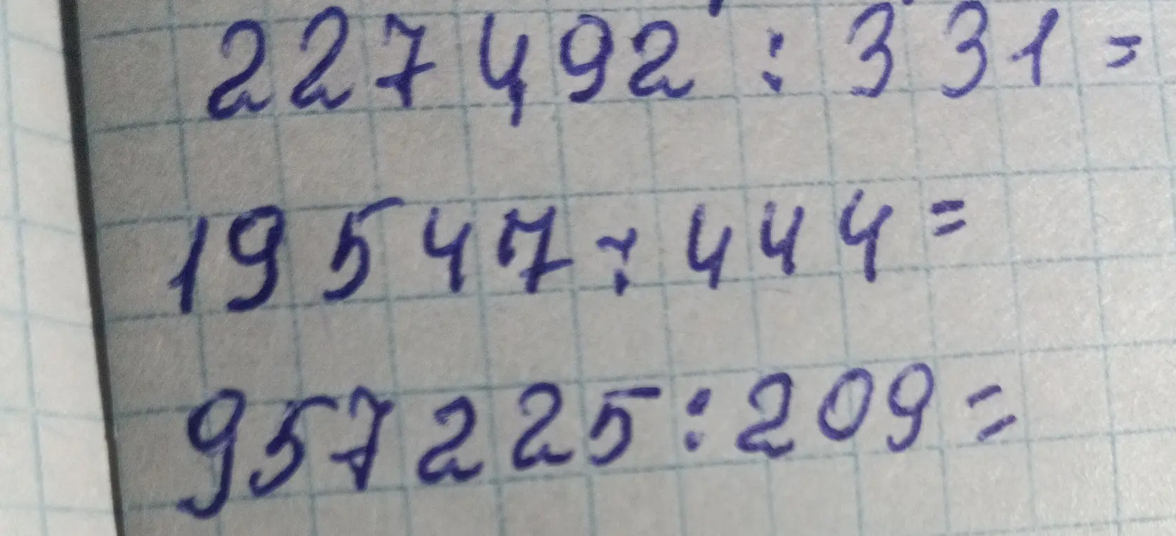 Объясни, как решить в столбик с остатком и с проверкой 227492:331