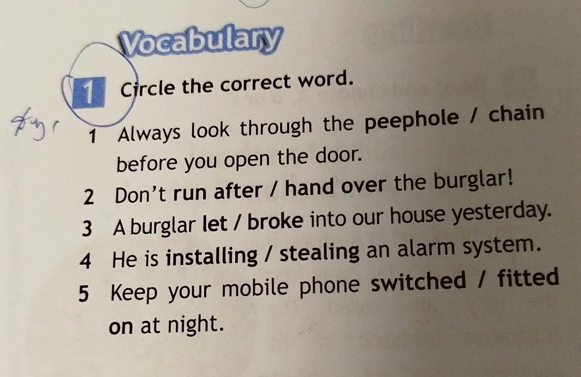 Помоги выбрать правильное слово в упражнении по английскому языку: Always look through the peephole / chain before you open the door.