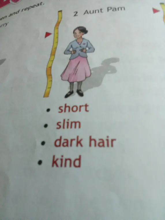 Опиши тётю Пэм, используя слова: short, slim, dark hair, kind