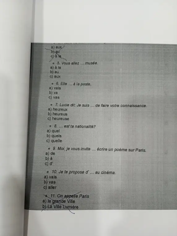 Выполни задания по французскому языку: 5. Vous allez ... musée. 6. Elle ... à la poste. 7. Lucie dit: Je suis ... de faire votre connaissance. 8. ... est ta nationalité? 9. Moi, je vous invite ... écrire un poème sur Paris. 10. Je te propose d'... au cinéma. 11. On appelle Paris