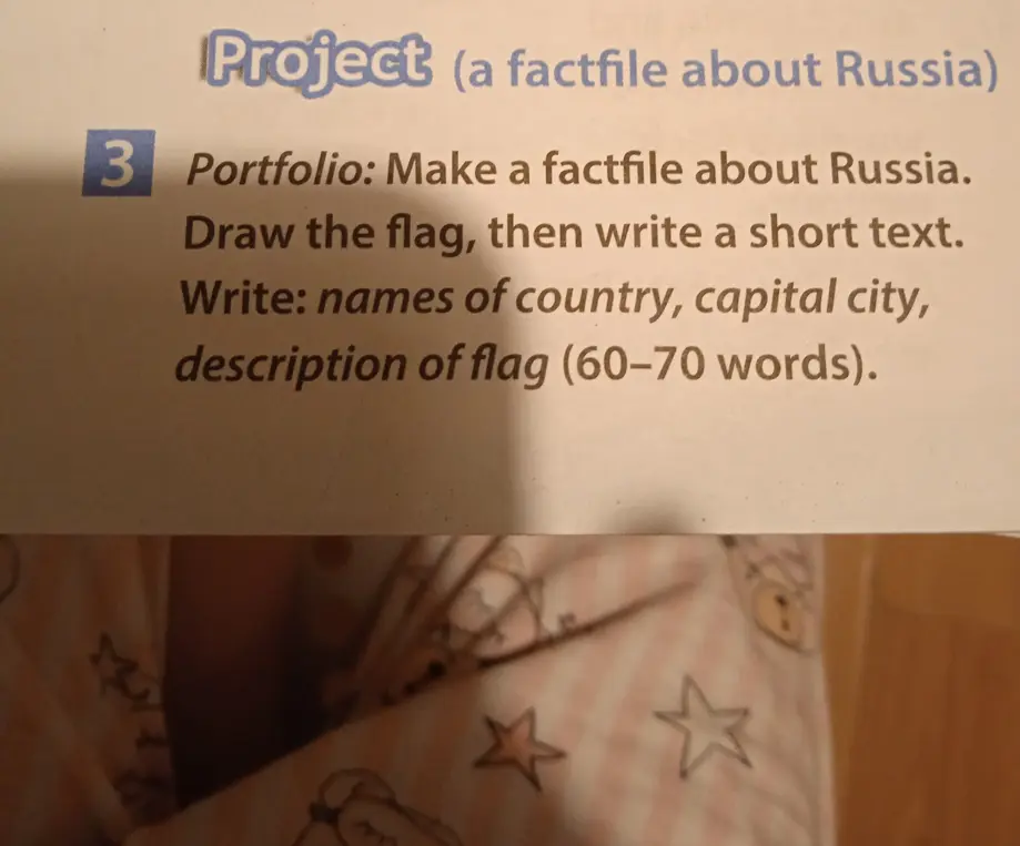 Составь текст о России: название страны, столица, описание флага (60-70 слов).
