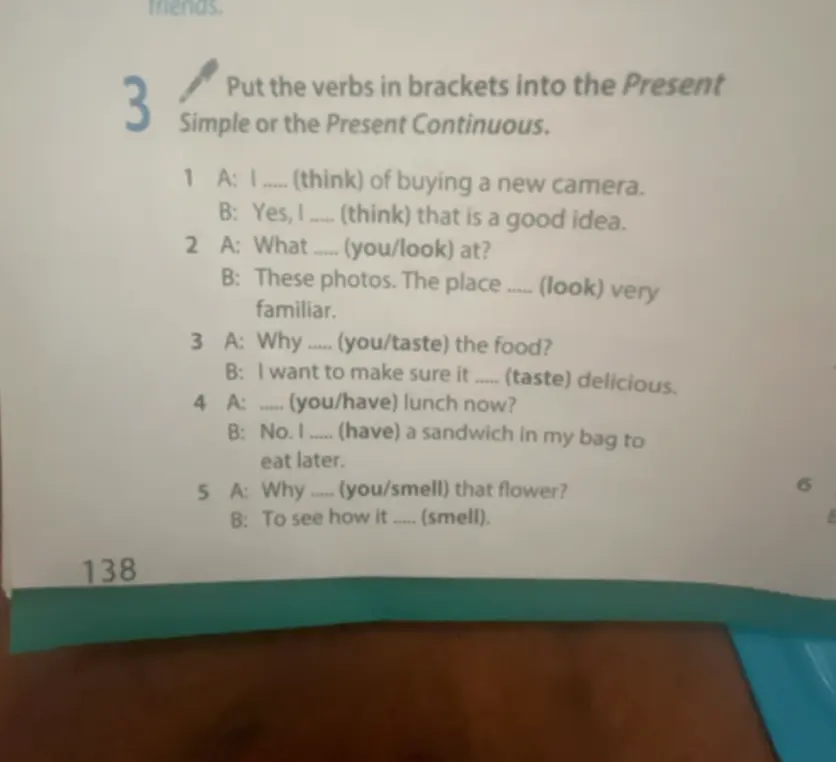 Помоги вставить глаголы в скобках в Present Simple или Present Continuous в предложенных предложениях