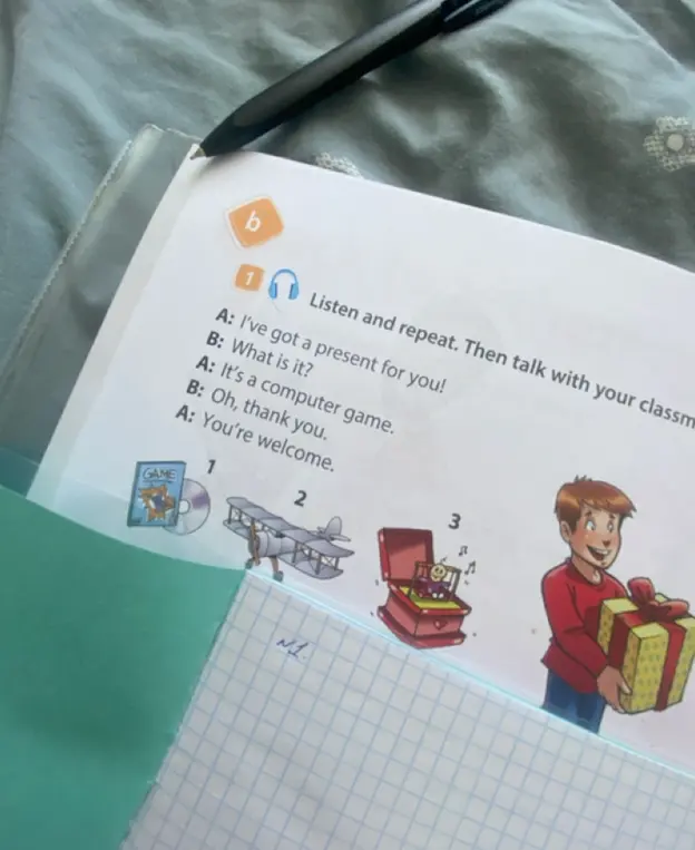 Переведи диалог: A: I've got a present for you! B: What is it? A: It's a computer game. B: Oh, thank you. A: You're welcome.