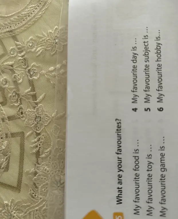 Ты просишь составить предложения, используя фразы "My favourite food is", "My favourite day is", "My favourite toy is", "My favourite subject is", "My favourite game is", "My favourite hobby is".