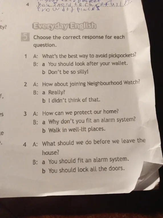 Выбери правильный ответ на вопрос: What's the best way to avoid pickpockets?