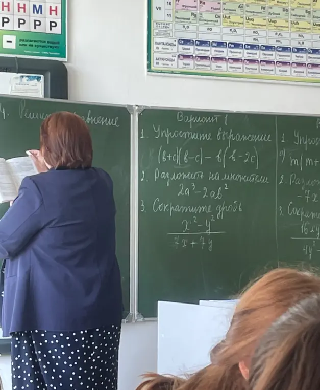 Помоги мне упростить выражение (b+c)(b-c)-b(b-2c), разложить на множители 2a³-2ab² и сократить дробь (x²-y²)/(7x+7y)