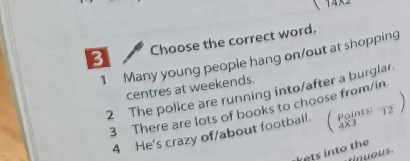 Выбери правильное слово в предложении "Many young people hang on/out at shopping centres at weekends"