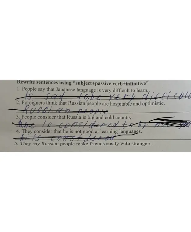 Ты просишь переписать предложения, используя структуру 'подлежащее + пассивный глагол + инфинитив' в английском языке.