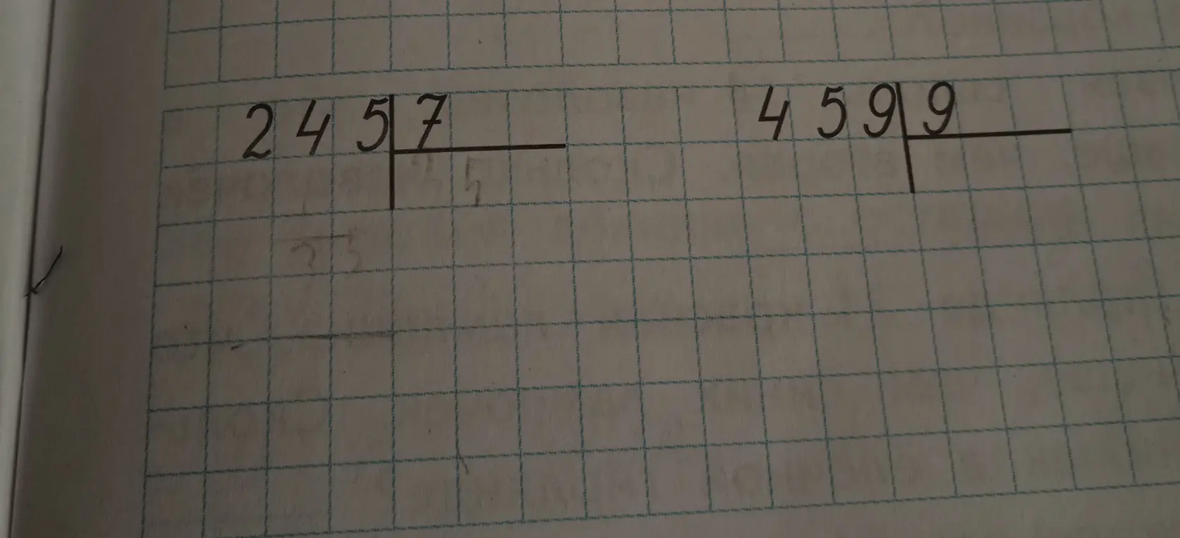 Объясни деление столбиком чисел 245 на 7 и 459 на 9