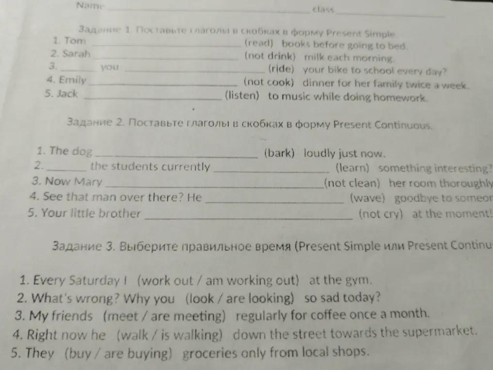 Помоги мне поставить глаголы в скобках в форму Present Simple в предложении 'Tom (read) books before going to bed.'