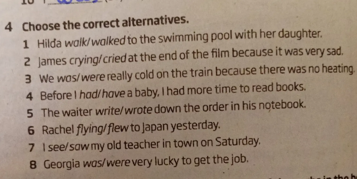 Выбери правильный вариант в предложении "Hilda walk/walked to the swimming pool with her daughter."