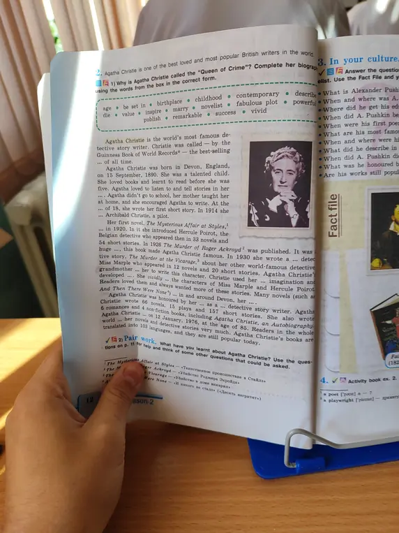 Почему Агату Кристи называют "Королевой детектива"? Заполни её биографию, используя слова из рамки в правильной форме.