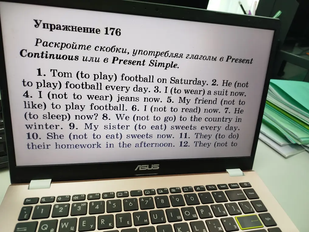 Раскрой скобки, употребляя глаголы в Present Continuous или в Present Simple в предложении 'Tom (to play) football on Saturday'.