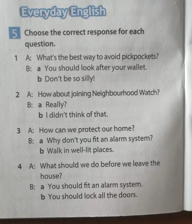 Выбери правильный ответ на вопрос: What's the best way to avoid pickpockets?