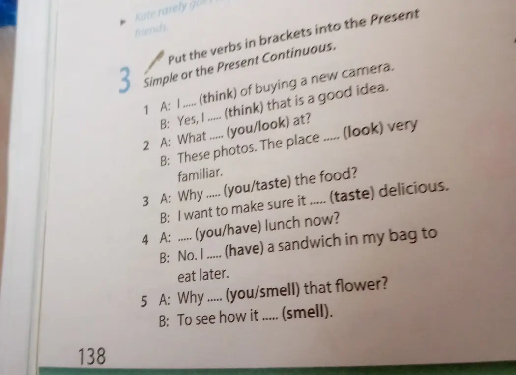 Помоги мне вставить глаголы в скобках в Present Simple или Present Continuous в предложении 'I (think) of buying a new camera.'