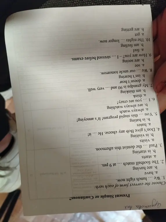 Выбери правильную форму каждого глагола в Present Simple или Continuous в предложении 'We ... lunch right now'.