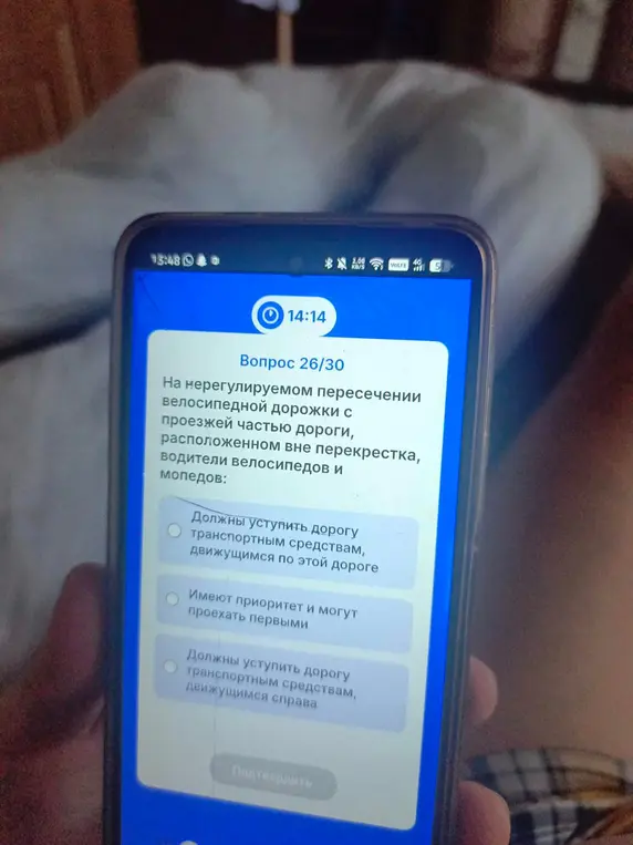 Объясни, кто должен уступить дорогу на нерегулируемом пересечении велосипедной дорожки с проезжей частью дороги, расположенном вне перекрестка: водители велосипедов и мопедов?