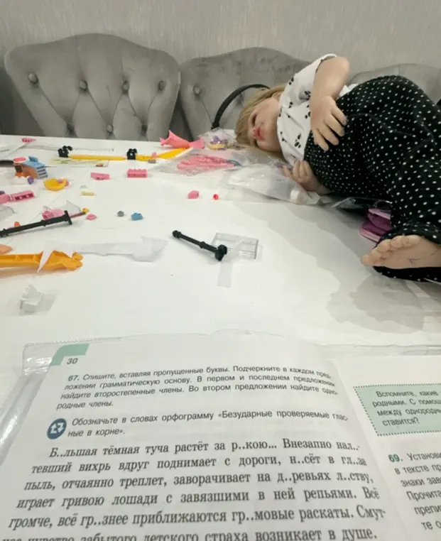 Помоги мне с 67 заданием: спиши, вставляя пропущенные буквы и подчеркивая в каждом предложении грамматическую основу