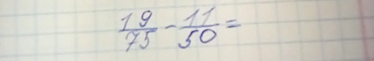 Объясни, как решить пример на вычитание дробей: 19/75 - 11/50.
