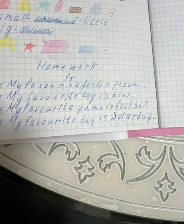 Ты просишь исправить ошибки в предложениях "My favourite foodis pizza...", "My favourite toy is a car...", "My favourite game is football..." и "My favourite day is Saturday..."