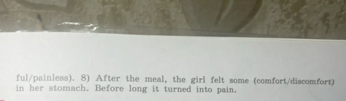 Как правильно выбрать слово из скобок: comfort или discomfort в предложении "After the meal, the girl felt some (comfort/discomfort) in her stomach. Before long it turned into pain."