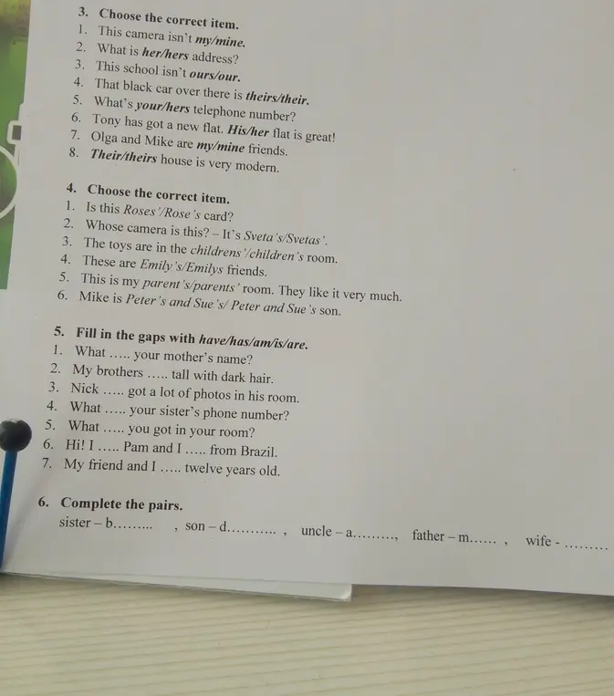 Выполни задания: выбери правильный вариант в заданиях про possessive pronouns и apostrophe, заполни пропуски глаголами have/has/am/is/are и дополни пары слов
