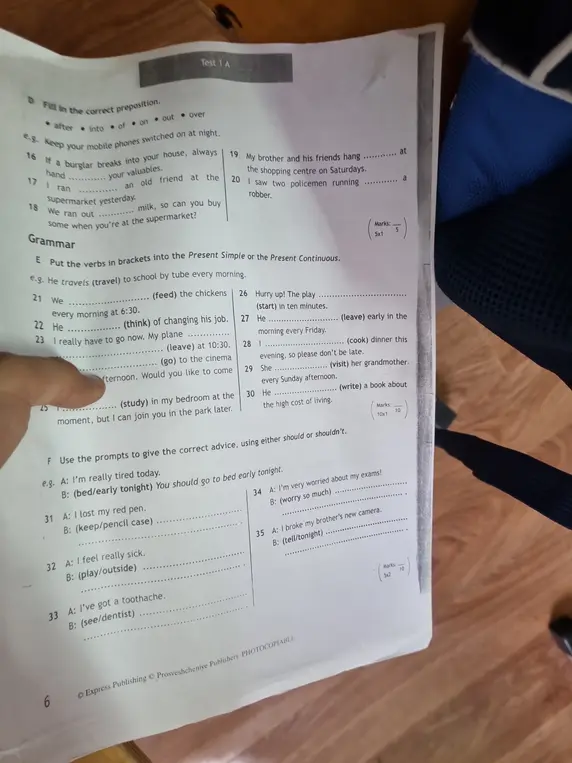 Ты просишь меня заполнить пропуски правильными предлогами, вставить глаголы в скобках в Present Simple или Present Continuous, и дать советы, используя should или shouldn't.