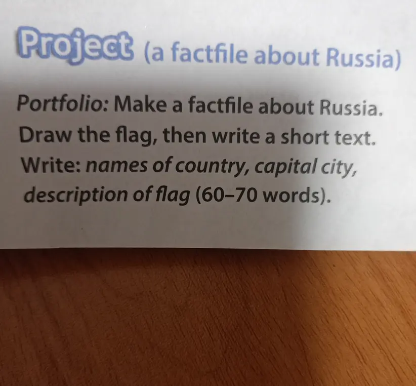 Составь описание флага России (60-70 слов) на английском языке.