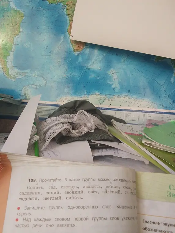 Прочитай текст, сгруппируй слова, выдели корни, определи части речи.