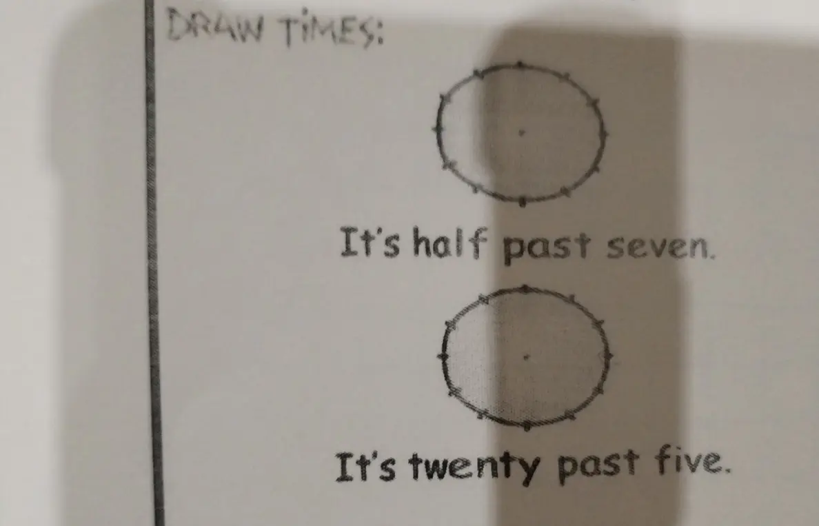 Нарисуй время на часах: It's half past seven и It's twenty past five.