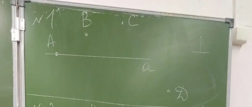 Найди прямые и перпендикулярные линии на изображении.