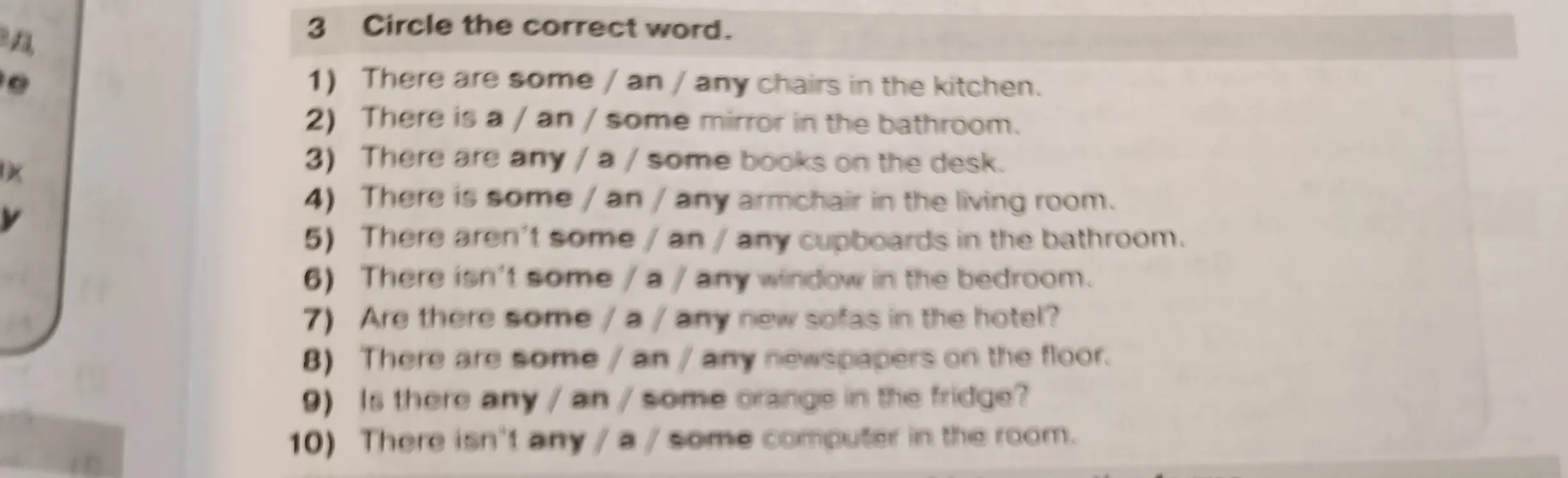 Обведи правильное слово в предложении: There are some / an / any chairs in the kitchen.