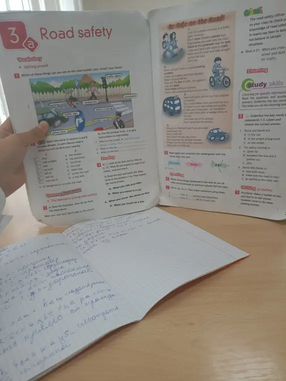 Используй фразы в упражнении 2, чтобы дать инструкции по безопасности дорожного движения. Заполни пропуски в упражнении 7.