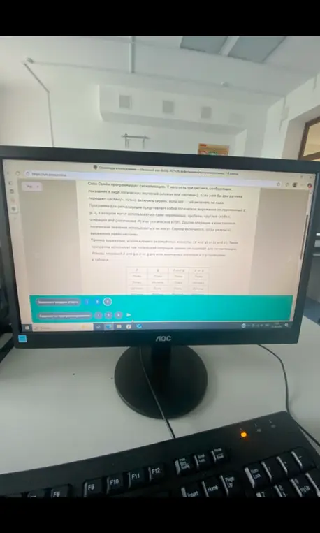 Составь логическое выражение для сигнализации, чтобы она включалась, когда хотя бы два датчика показывают истину.