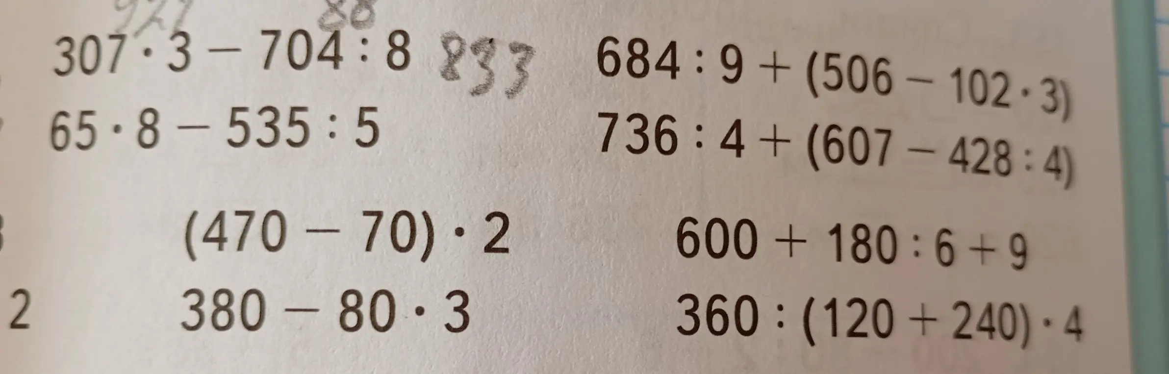 Реши примеры: 307*3-704:8, 65*8-535:5, (470-70)*2, 380-80*3, 684:9+(506-102*3), 736:4+(607-428:4), 600+180:6+9, 360:(120+240)*4