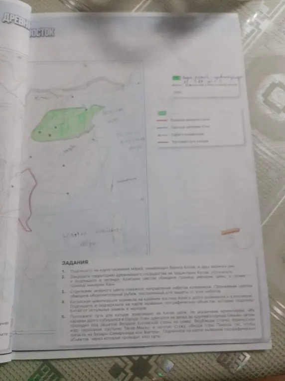 Подпиши на карте название морей, омывающих берега Китая, и двух великих рек.