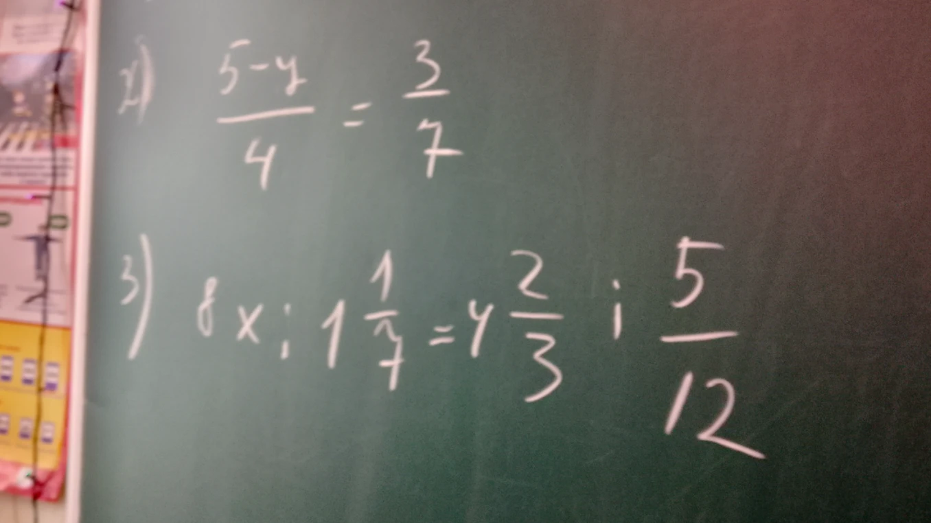 Решите уравнение: (5-y)/4 = 3/7
