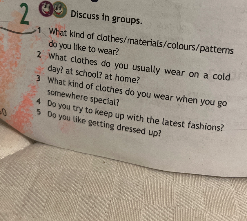 Ответьте на вопрос: What kind of clothes/materials/colours/patterns do you like to wear?
