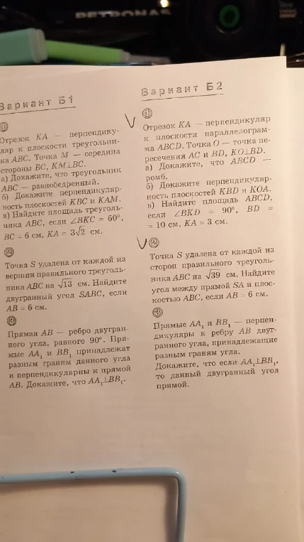 Отрезок KA — перпендикуляр к плоскости треугольника ABC. Точка M — середина стороны BC, KM⊥BC.
а) Докажите, что треугольник ABC — равнобедренный.