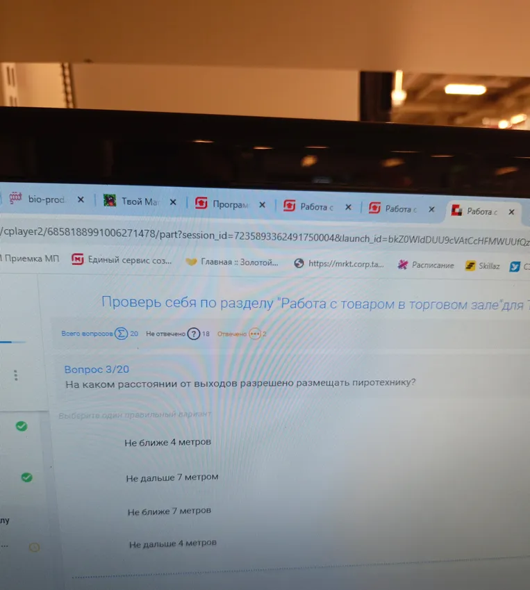 На каком расстоянии от выходов разрешено размещать пиротехнику?