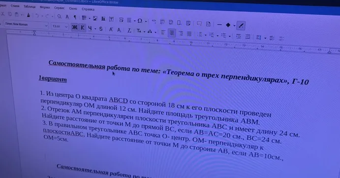 Из центра O квадрата ABCD со стороной 18 см к его плоскости проведен перпендикуляр OM длиной 12 см. Найдите площадь треугольника ABM.