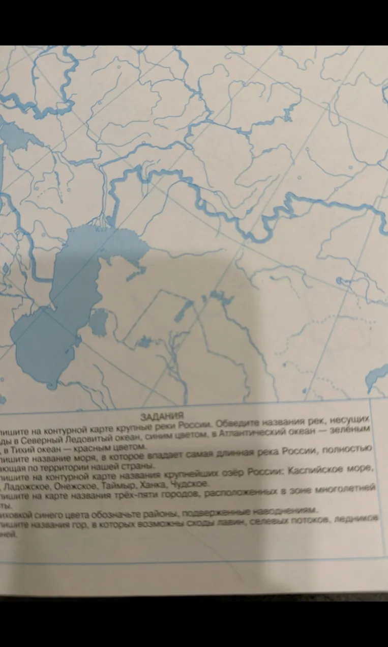 Подпишите на контурной карте крупные реки России. Обведите названия рек, несущих воды в Северный Ледовитый океан, синим цветом, в Атлантический океан — зелёным, в Тихий океан — красным цветом.