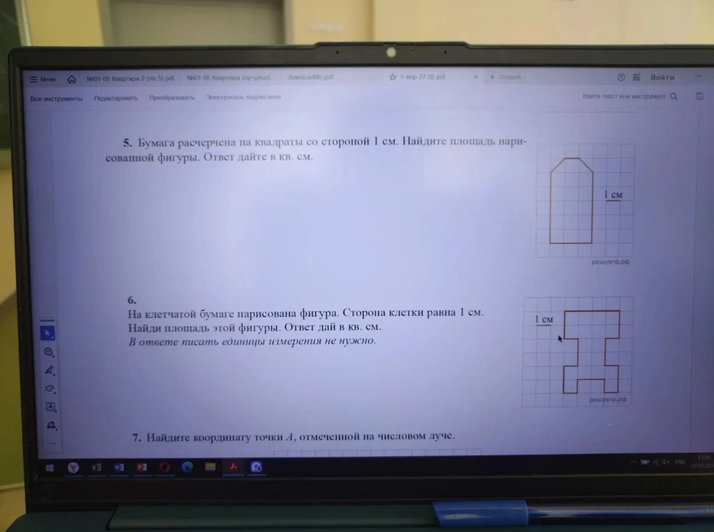 Бумага расчерчена на квадраты со стороной 1 см. Найдите площадь нарисованной фигуры. На клетчатой бумаге нарисована фигура. Сторона клетки равна 1 см. Найди площадь этой фигуры.