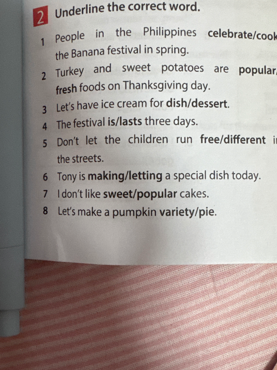 Underline the correct word. 1 People in the Philippines celebrate/cook the Banana festival in spring.