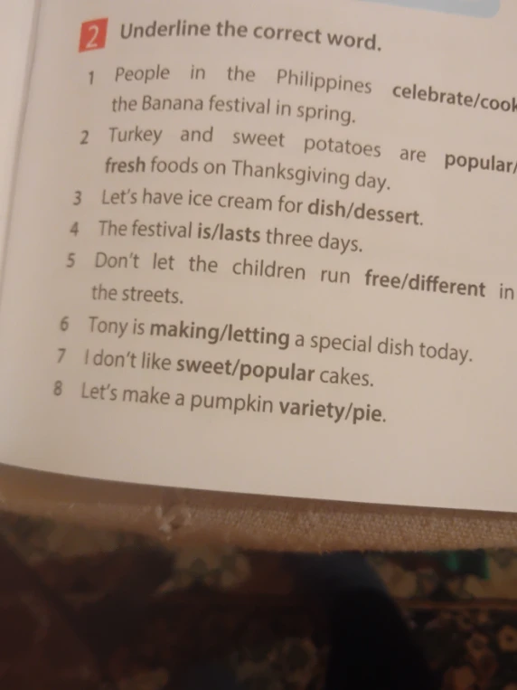 Underline the correct word. 1 People in the Philippines celebrate/cook the Banana festival in spring.