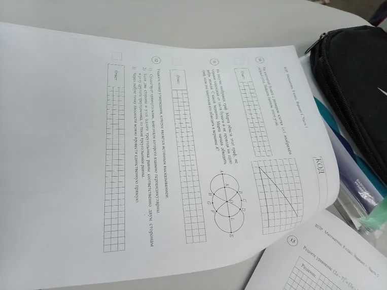 На клетчатой бумаге с размером клетки 1х1 изображен острый угол. Найдите тангенс этого угла.