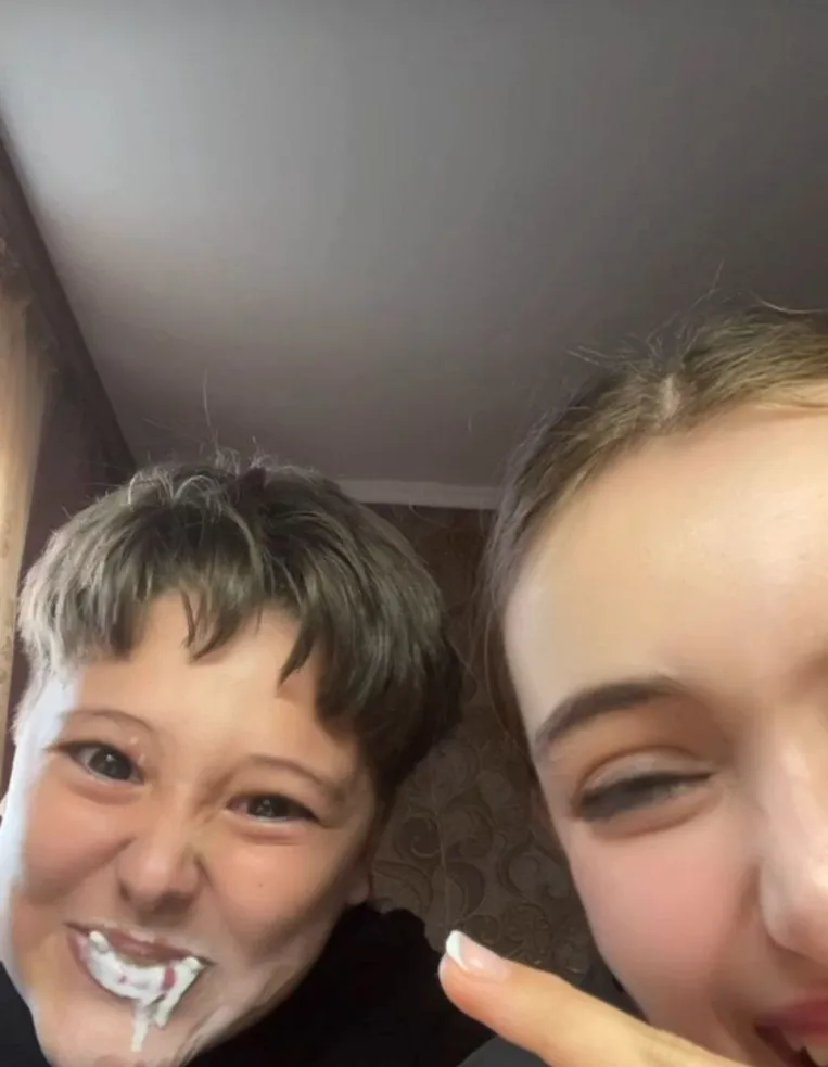 опиши картину по плану 1.вступление 2.кто на фотографии 3.как он выглядит 4.что происходит на фотографии 5.нравится ли мне фотография кратко немного