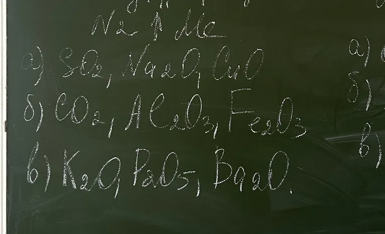 Расположите оксиды в порядке возрастания их основных свойств: а) SO2, Na2O, CuO; б) CO2, Al2O3, Fe2O3; в) K2O, P2O5, BaO.