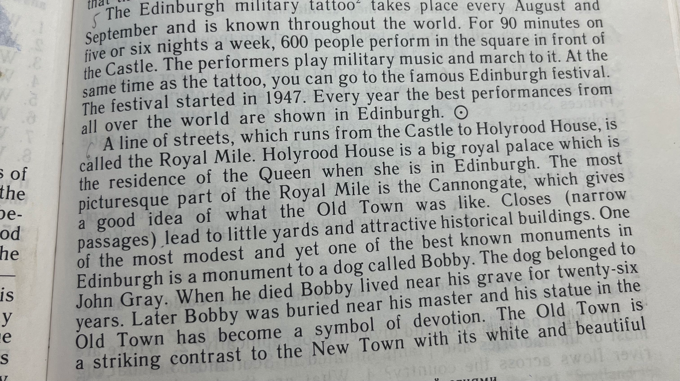 Перевести текст: «The Edinburgh military tattoo takes place every August and September and is known throughout the world...»
