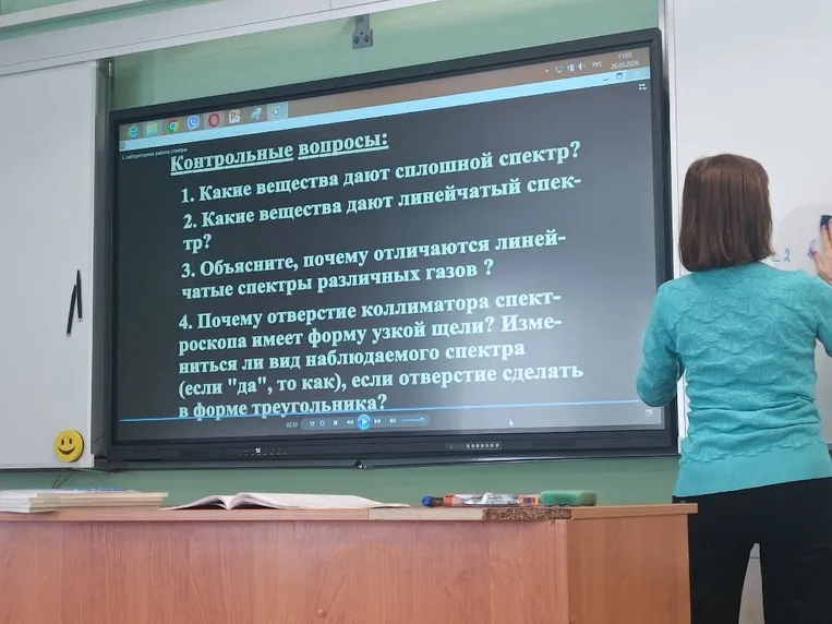 Контрольные вопросы: 1. Какие вещества дают сплошной спектр? 2. Какие вещества дают линейчатый спектр? 3. Объясните, почему отличаются линейчатые спектры различных газов? 4. Почему отверстие коллиматора спектроскопа имеет форму узкой щели?